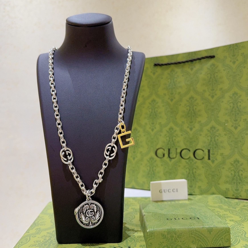 G*u*i necklaces